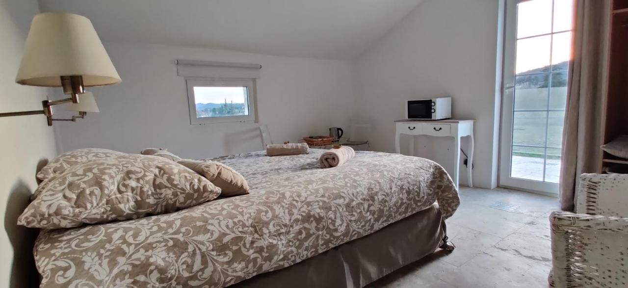Superbe Chambre Avec Terrasse, Parking Prive, Jardin, Calme, Climatisation, 10 Mn Pont Du Gard #7 Apartment Rochefort-du-Gard Exterior photo