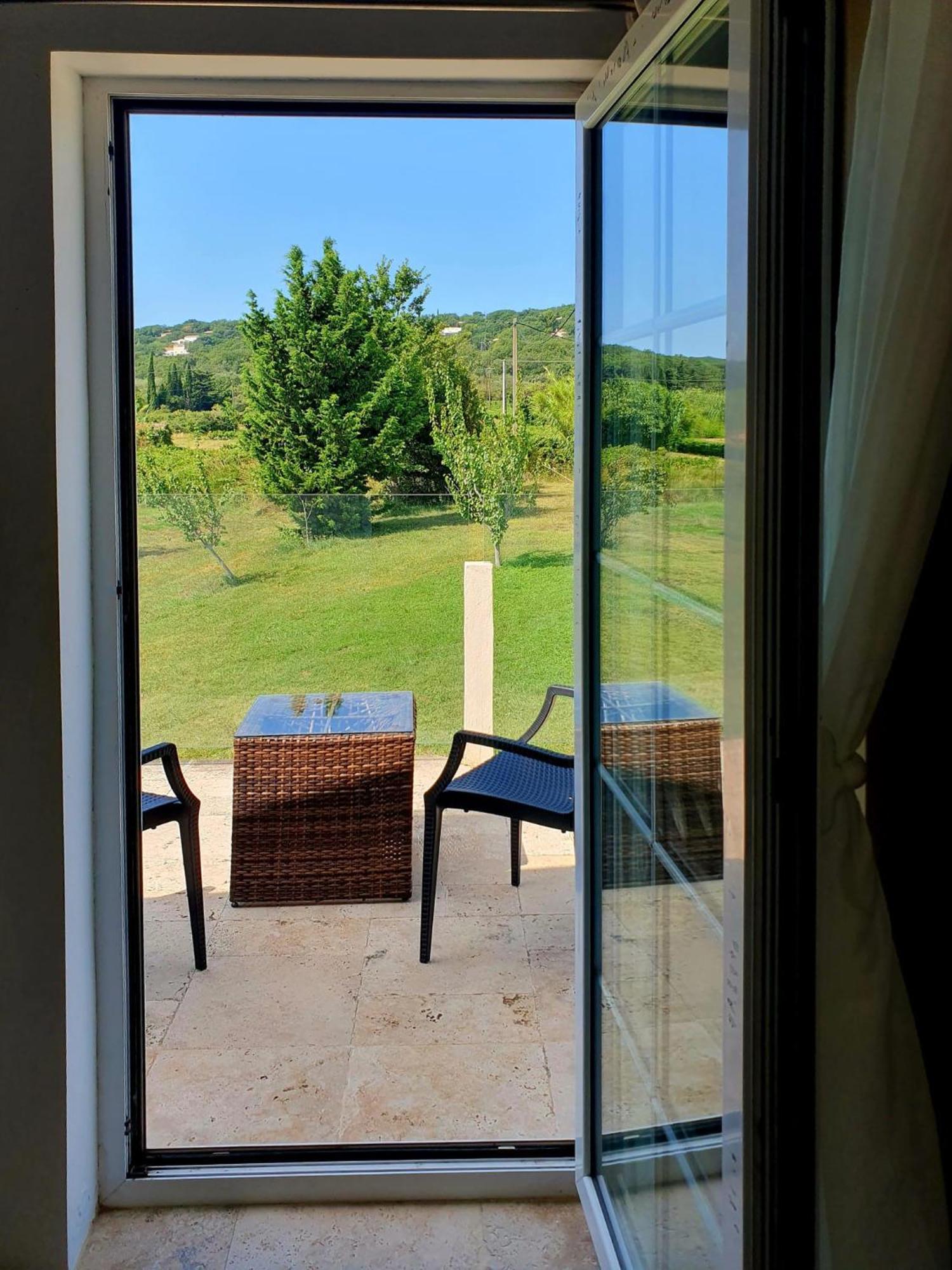 Superbe Chambre Avec Terrasse, Parking Prive, Jardin, Calme, Climatisation, 10 Mn Pont Du Gard #7 Apartment Rochefort-du-Gard Exterior photo